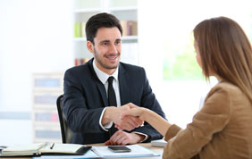 Avocat serrant les mains d'une cliente