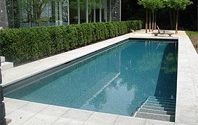 grande piscine extérieure