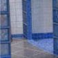 Salle de bain carrelée en gris et bleu