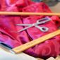 Tissu rose avec ciseaux