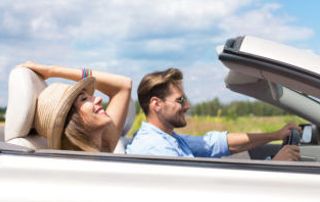 couple au volant d'une décapotable