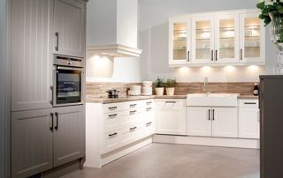 cuisine en angle avec placards en bois