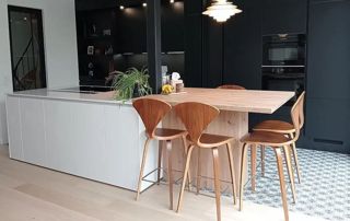 cuisine avec plan de travail prolongé avec table en bois