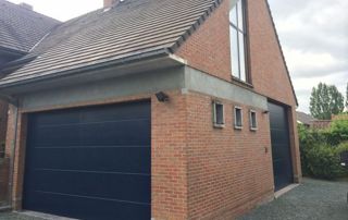 porte de garage bleu foncé