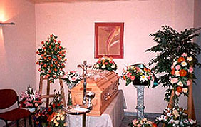 chambre funéraire cercueil fleurs
