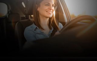 jeune femme au volant d'une voiture