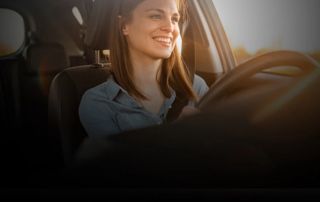 jeune femme au volant d'une voiture