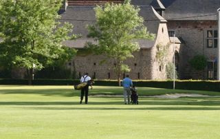 Terrain de golf avec bâtiment en pierre