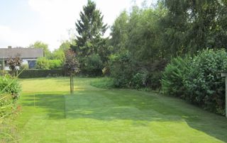 jardin avec gazon en rouleaux