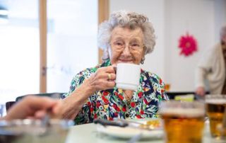 dâme âgée prenant son café