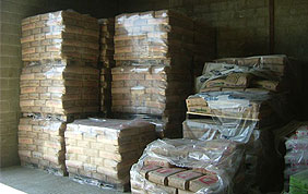 piles de briques dans entrepôt