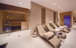 Institut de beauté avec un sauna et des chaises longues pour se détendre