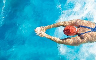 nageuse de brasse en piscine