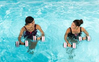 deux dames dans une piscine avec poids pour aquagym