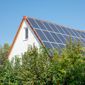 maison avec panneaux solaires