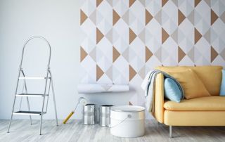 pose de papier peint à motifs avec canapé jaune