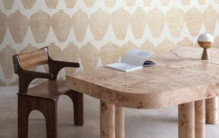 pièce bureau avec papier peint à motifs