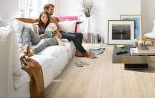 couple dans son salon avec parquet en bois