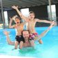 famille dans une piscine
