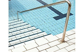 piscine sportive escalier et main courante