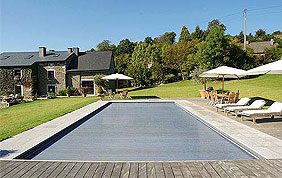 piscine extérieure en bois avec couverture