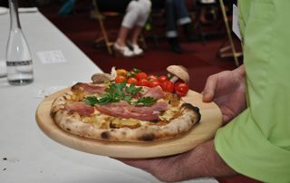 pizza avec jambon, tomates cerises et champignons