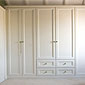 armoire en bois blanc