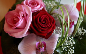 montage floral funéraire rose et rouge