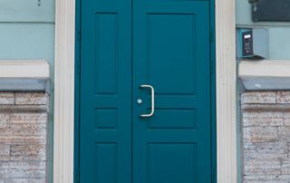 porte d'entrée en PVC bleue