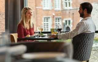 couple dînant dans un restaurant gastronomique