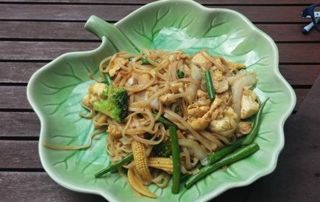 pad thaï dans une assiette en forme de feuille