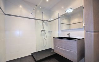 salle de bain avec douche