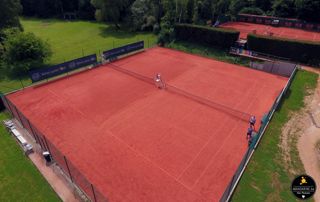 terrain de tennis en brique pilée