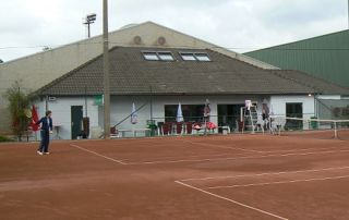 terrain de tennis extérieur sur terre battue