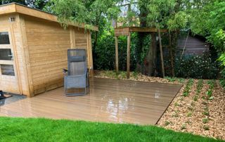 Terrasse en bois à côté d'un  abri de jardin