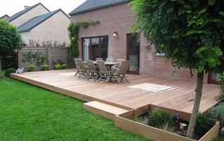 terrasse en bois avec meubles