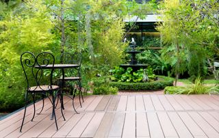 terrasse en bois avec meubles de jardin en fer