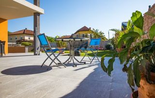 terrasse et table et chaises