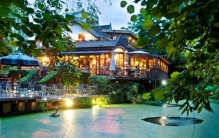 The Lodge terrasse et étang