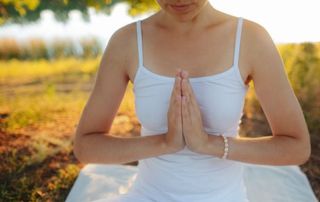 Femme en posture de yoga