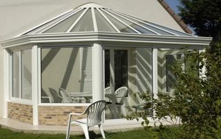 maison en crépi avec véranda blanche