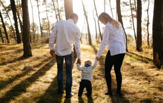 Un couple qui tient un enfant par la main