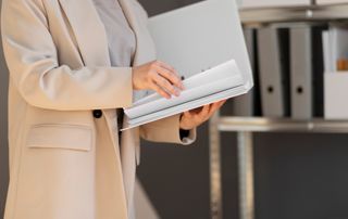 Avocate consultant un classeur de documents