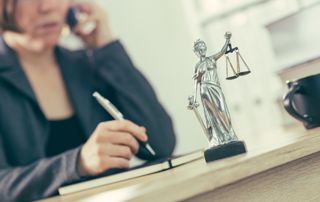 avocate au téléphone à son bureau
