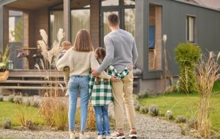 Famille regardant sa maison