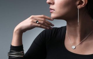 femme de profil portant des bijoux