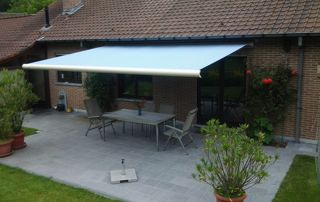 Tente solaire sur une terrasse
