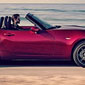 coupé cabriolet rouge sur une plage