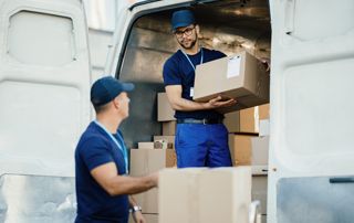 chargement de camion de déménagement