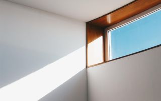 Fenêtre en hauteur avec châssis en bois